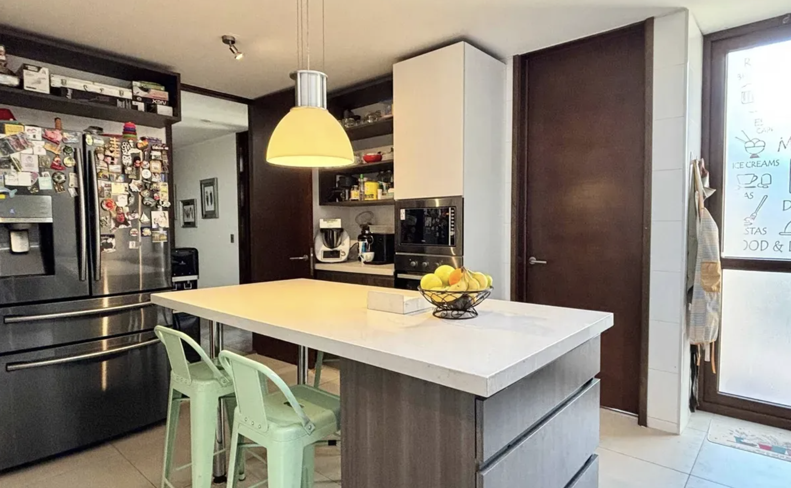 Cocina con isla y banquetas