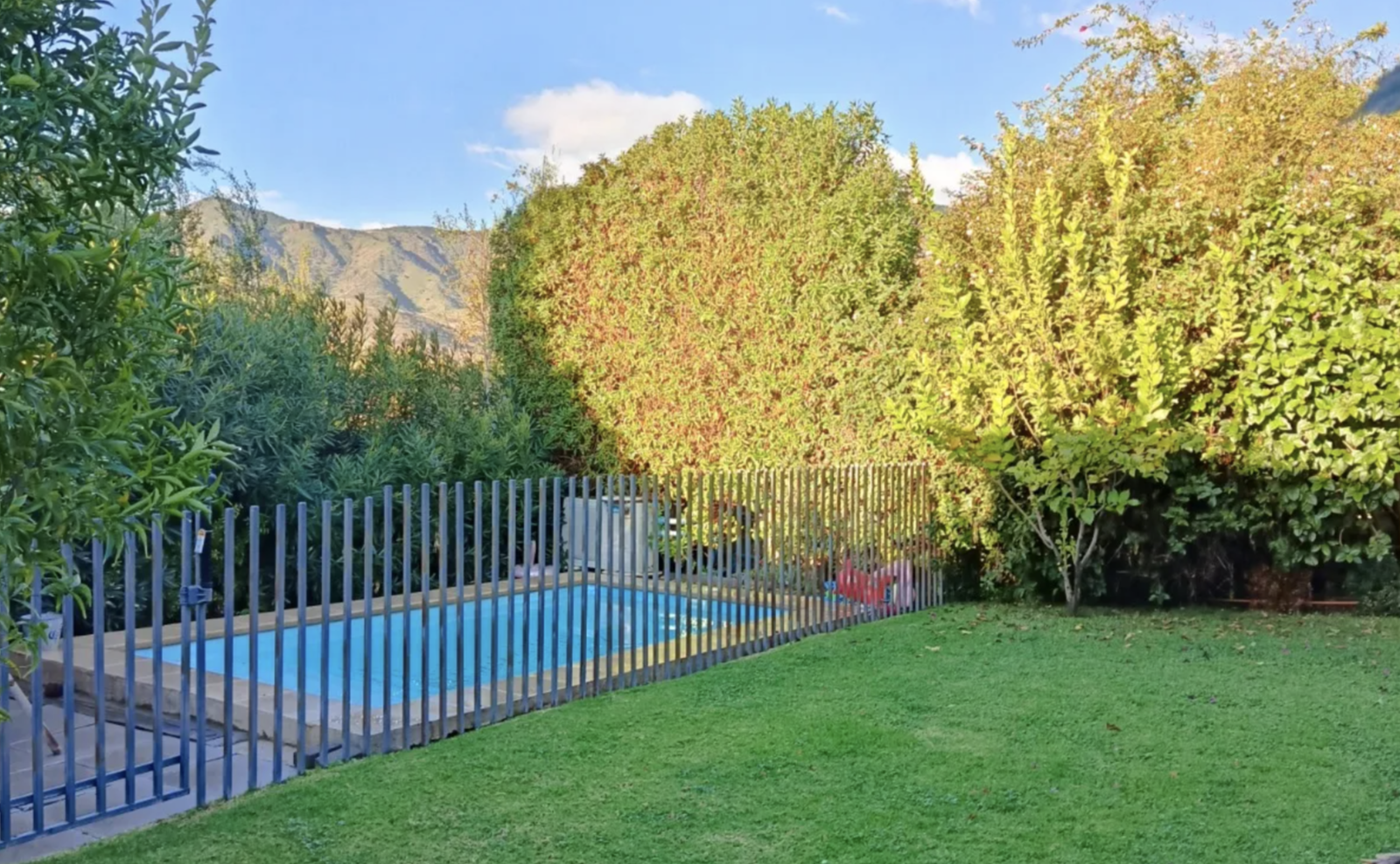 Jardin con piscina y vista a la cordillera