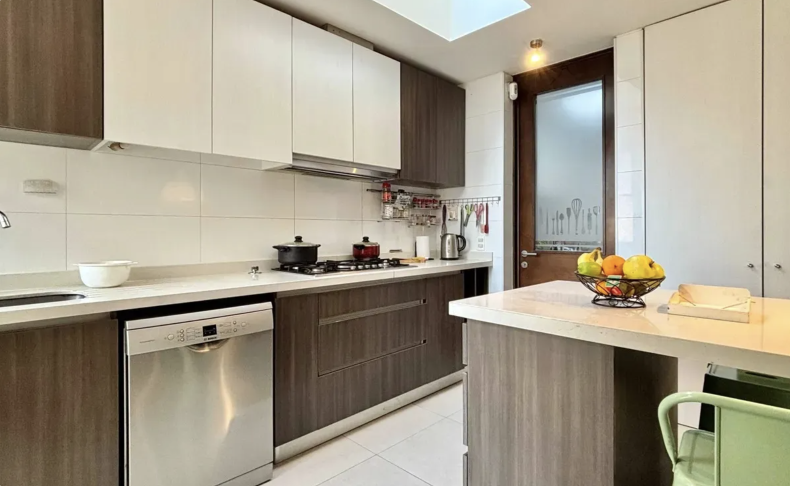 Cocina equipada con lavavajilla