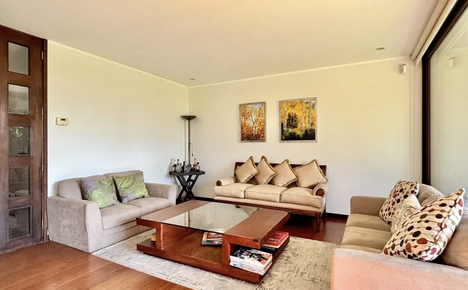 Living con pisos de madera