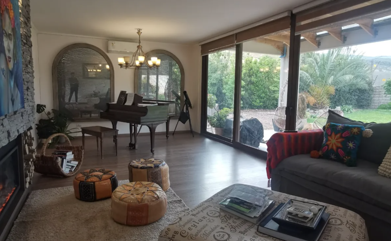 Living con piano de cola