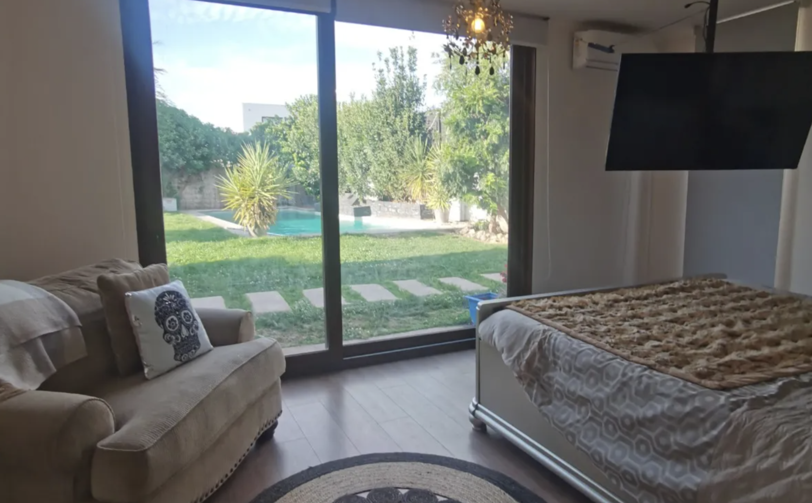 Dormitorio principal con vista al jardin
